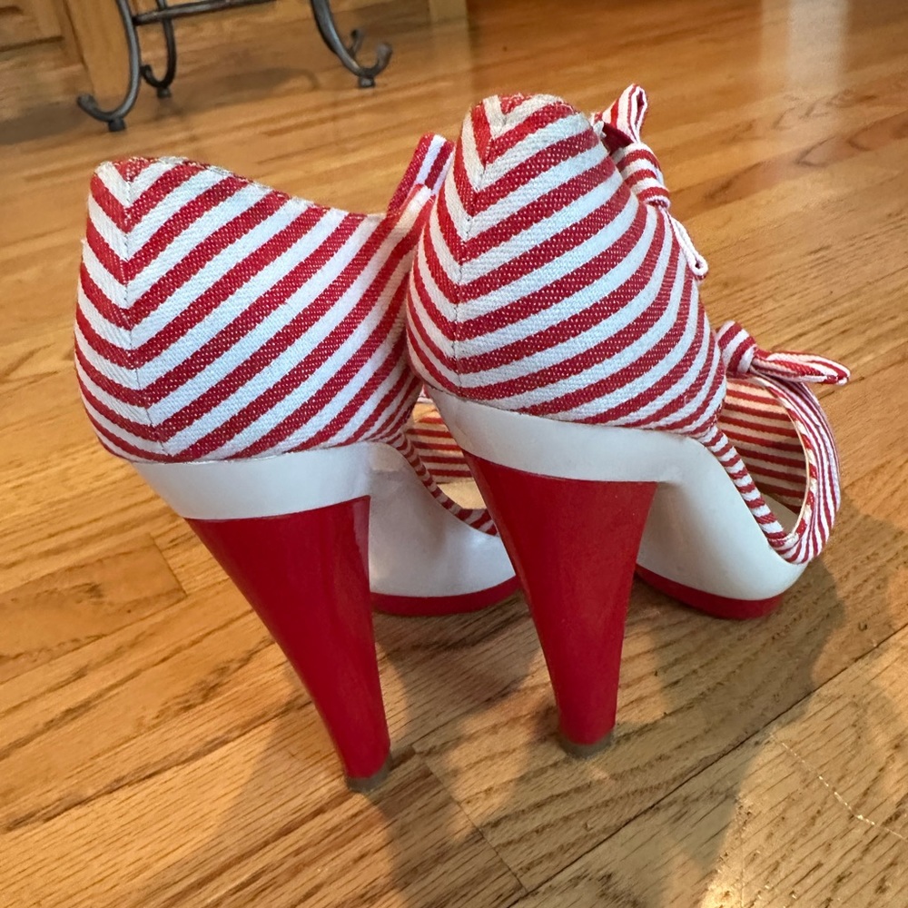 Pin-up Style Heels - Picture 2 of 3